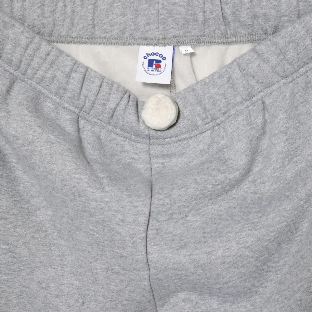 Брюки с тиснением из коллаборации с Russell Athletic