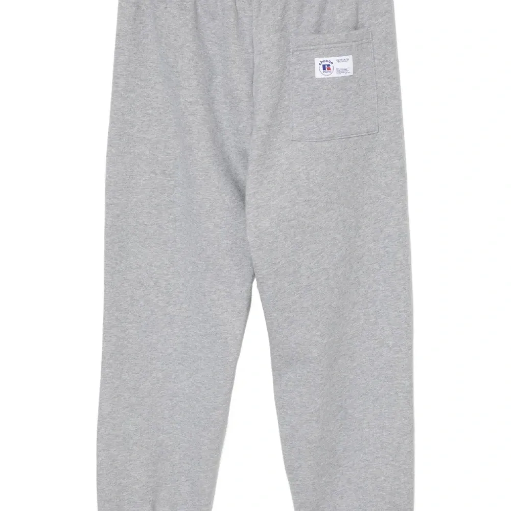 Брюки с тиснением из коллаборации с Russell Athletic