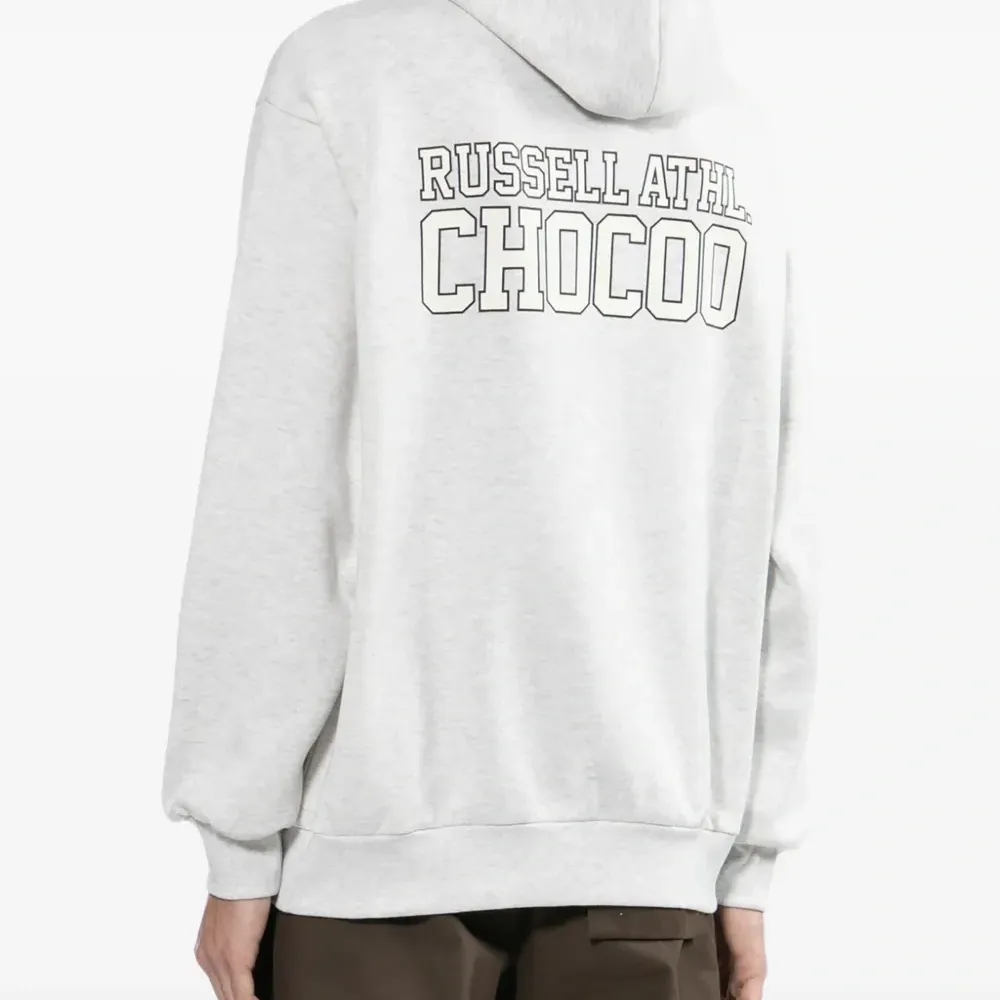 Худи с вышитым логотипом из коллаборации с Russell Athletic
