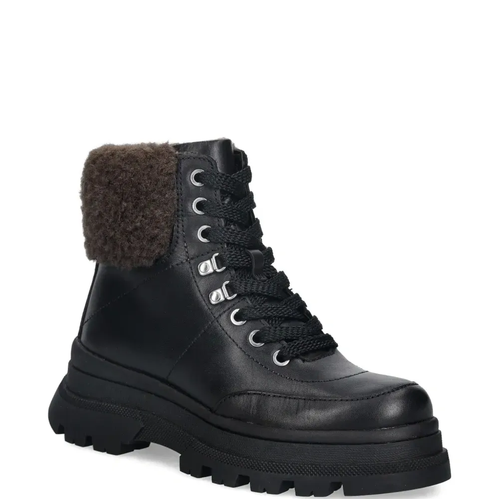 Ботинки на шнуровке