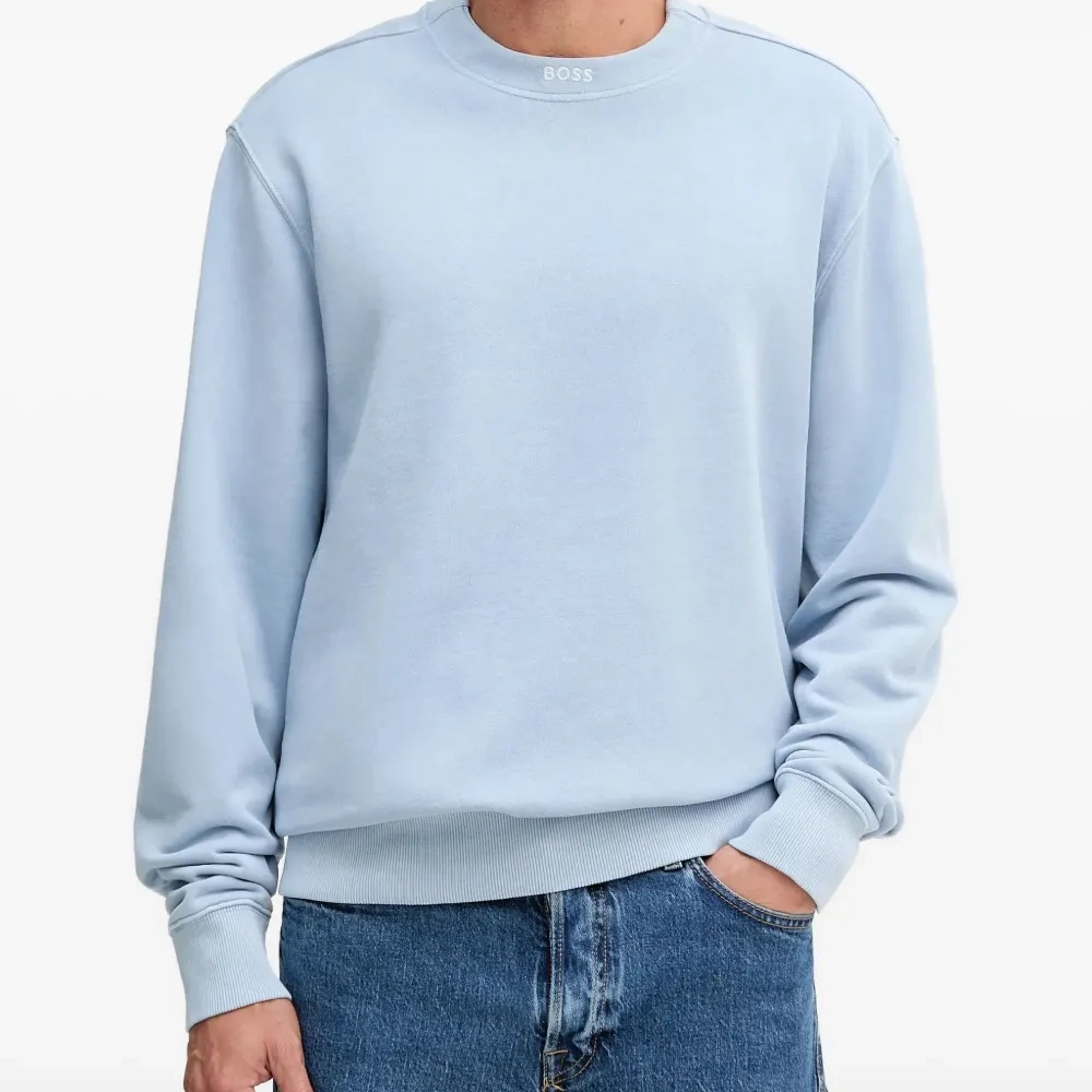 Свитер с круглым вырезом