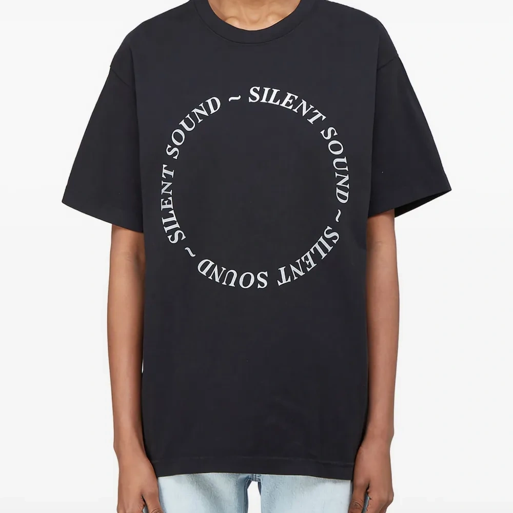 Футболка с круговым логотипом