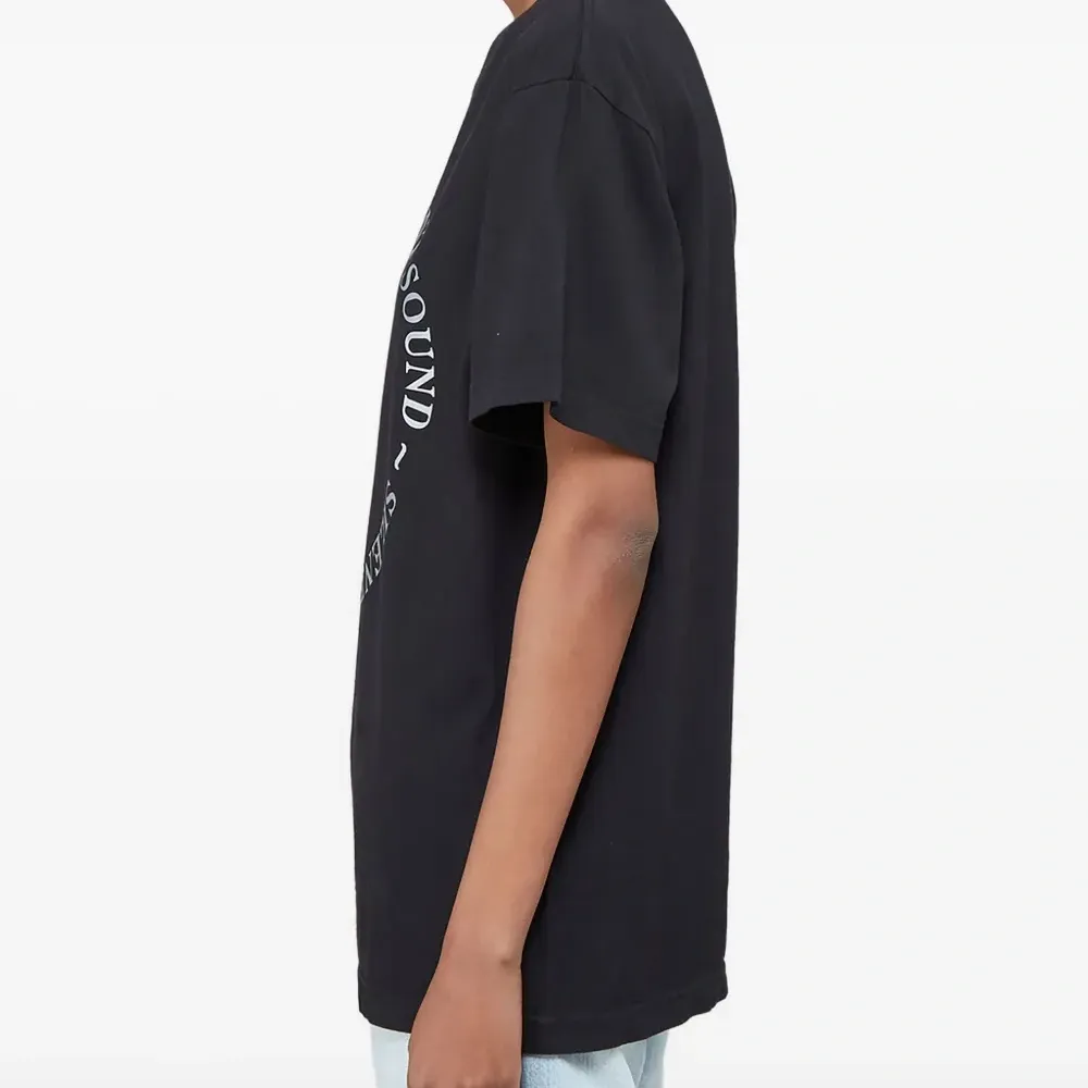 Футболка с круговым логотипом