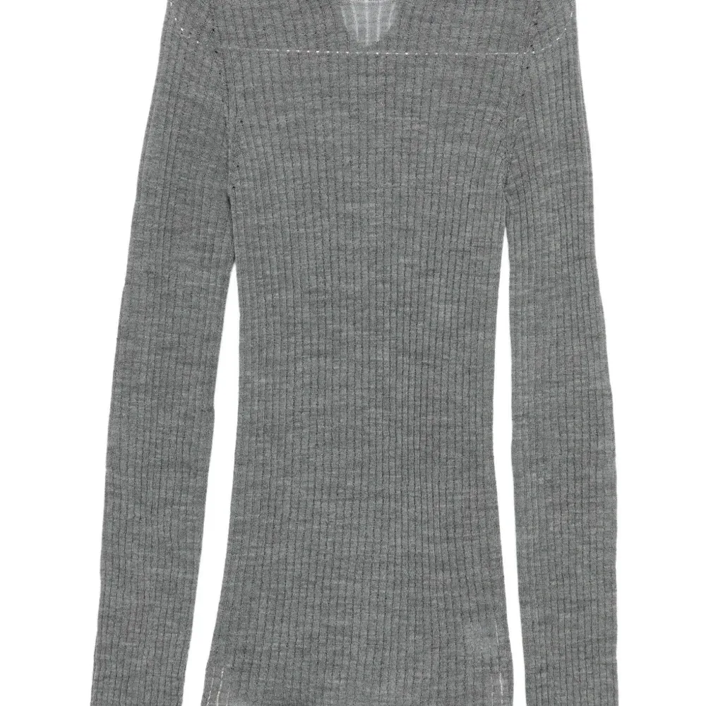 Вязаный топ с вырезами и ребристой текстурой