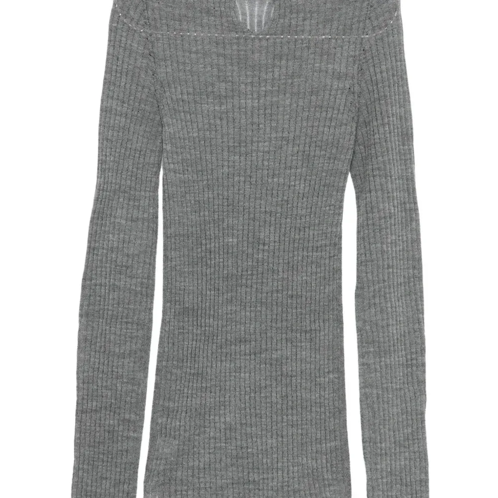 Вязаный топ с вырезами и ребристой текстурой