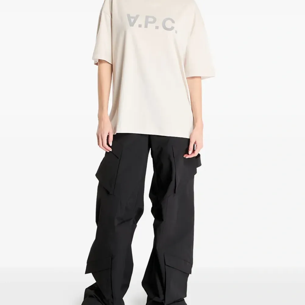 Футболка с крупным логотипом