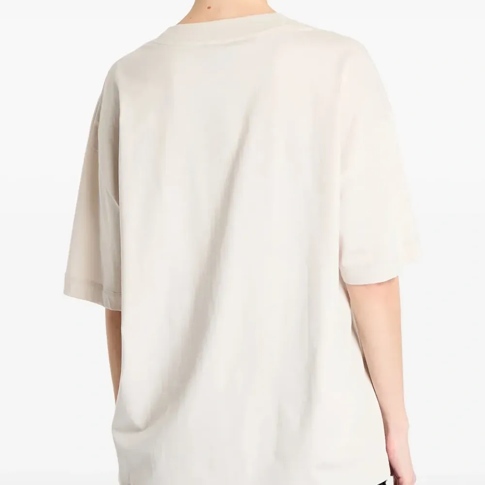 Футболка с крупным логотипом