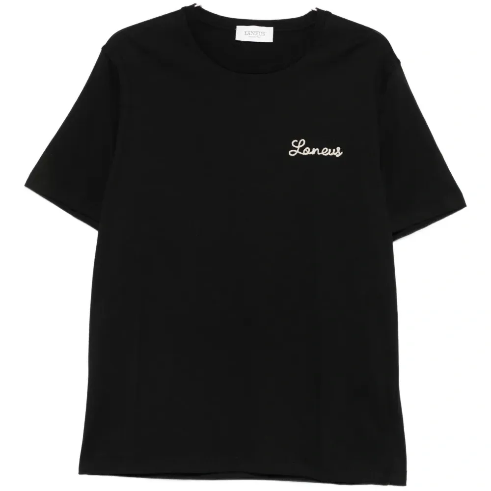 Футболка с вышитым логотипом