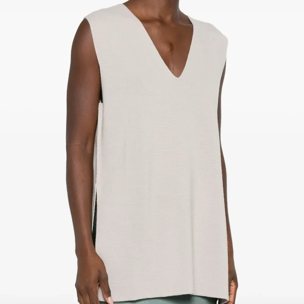 Топ с V-образным вырезом