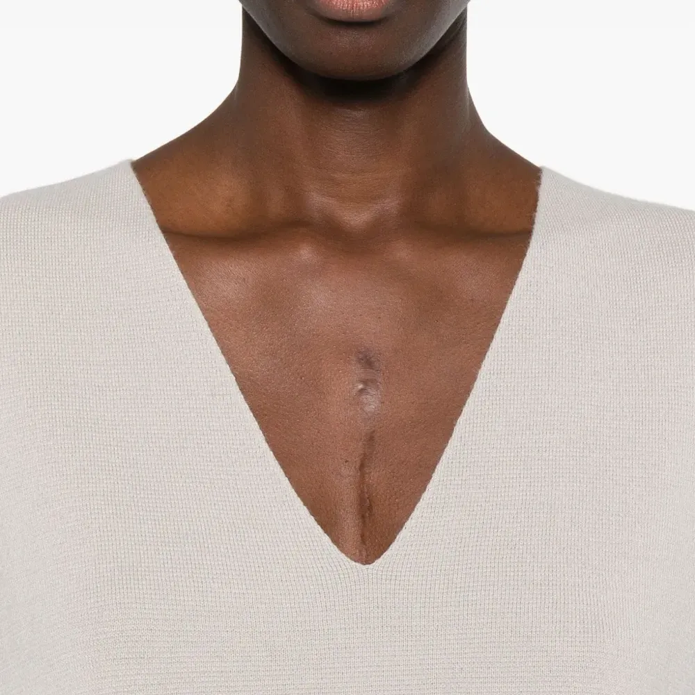 Топ с V-образным вырезом