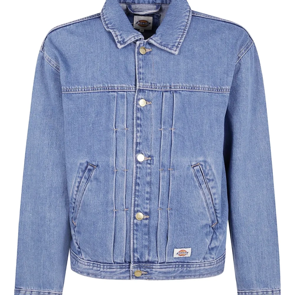 Джинсовая куртка в стиле тракер