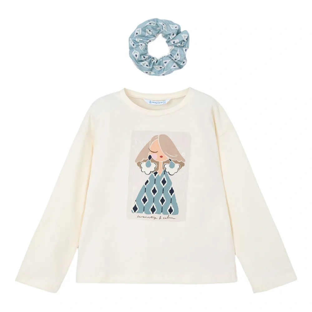 Футболка для девочки с подходящей резинкой для волос