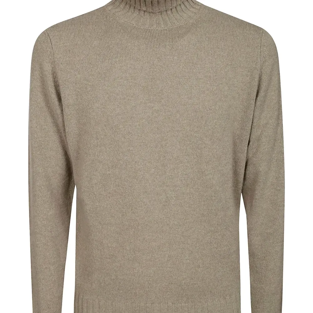 Свитер в рубчик с высоким воротником