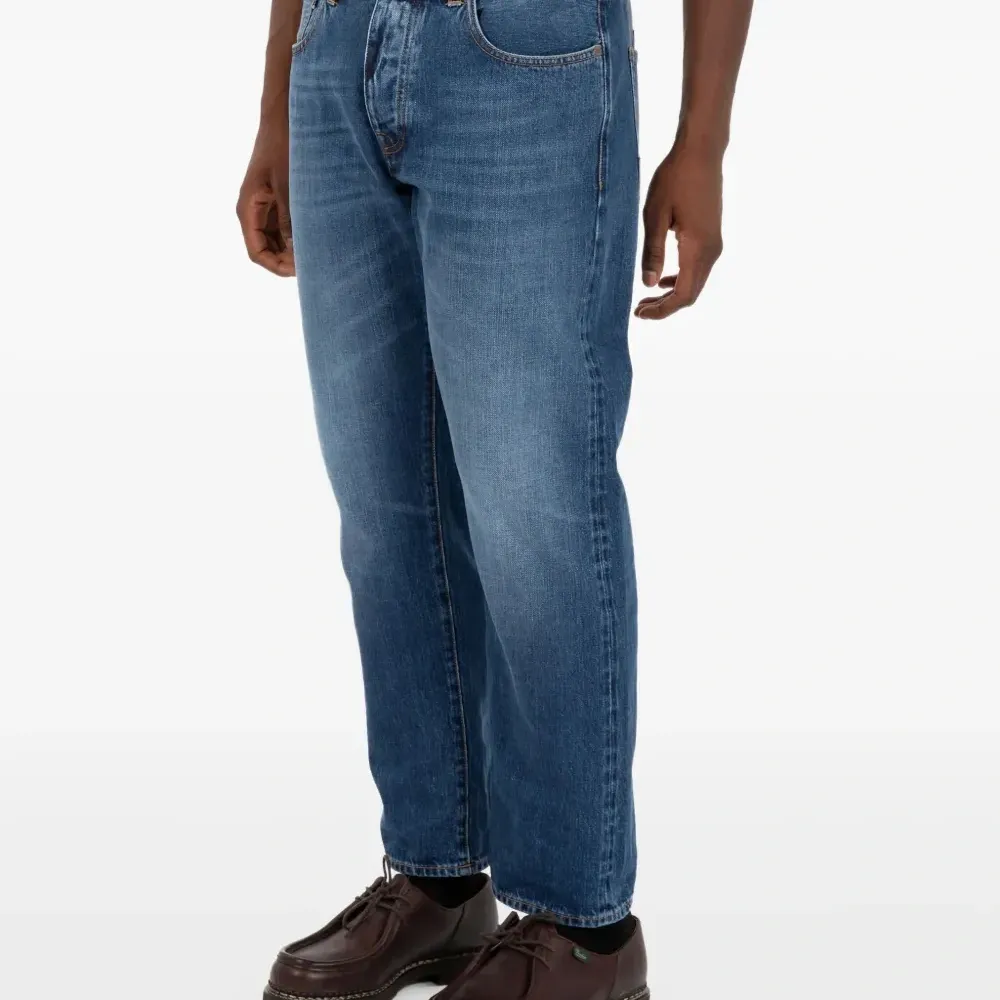 Прямые джинсы