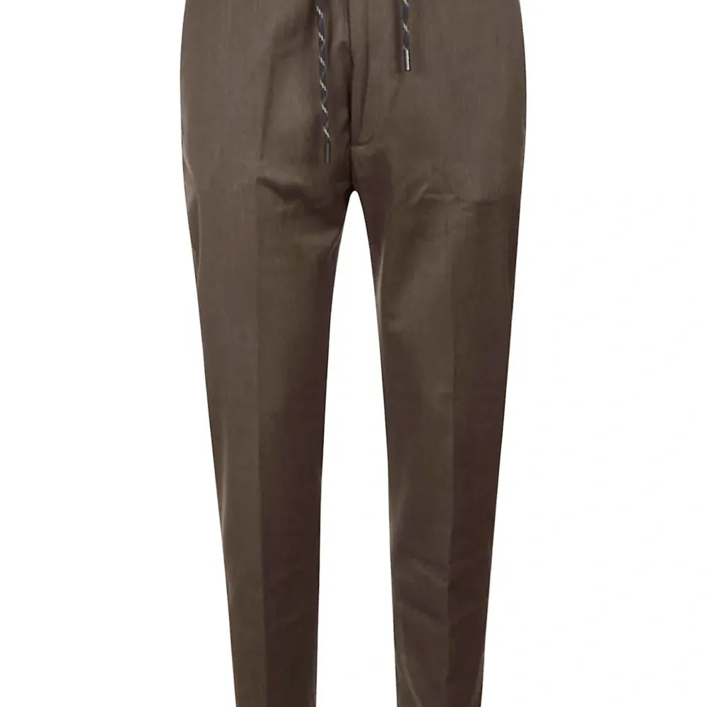 Брюки с завязкой на талии и накладными карманами с клапанами Брюки с завязкой на талии и накладными карманами с клапанами