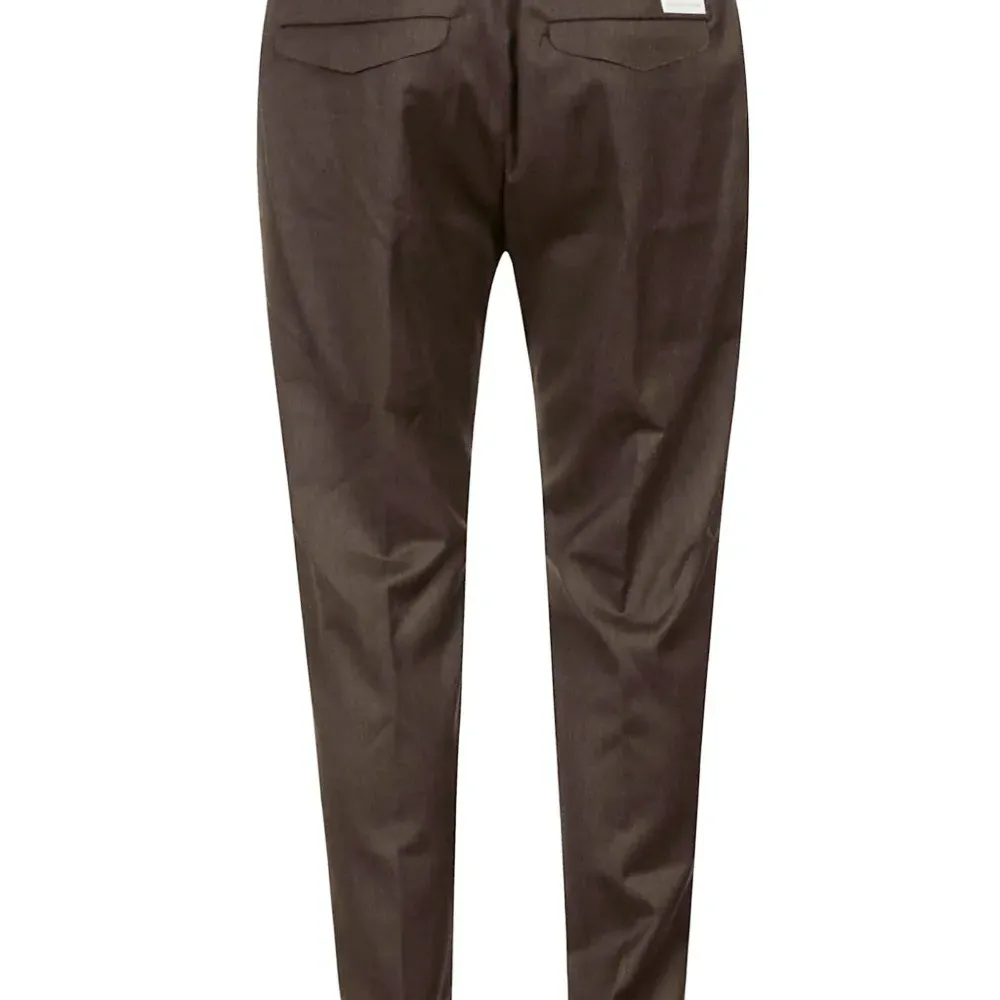 Брюки с завязкой на талии и накладными карманами с клапанами Брюки с завязкой на талии и накладными карманами с клапанами