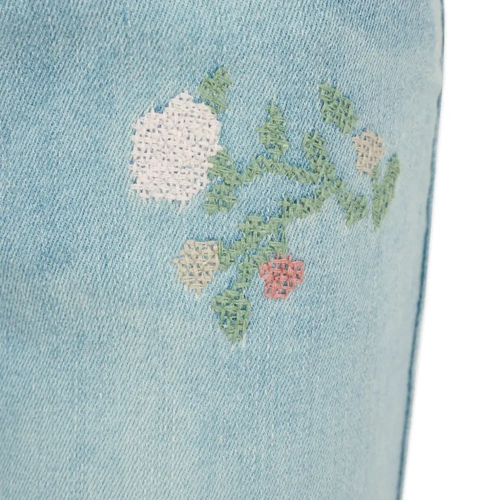 Джинсы с цветочной вышивкой