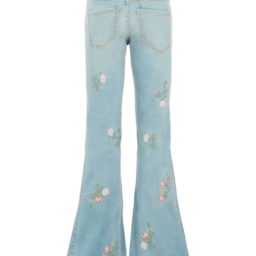 Джинсы с цветочной вышивкой