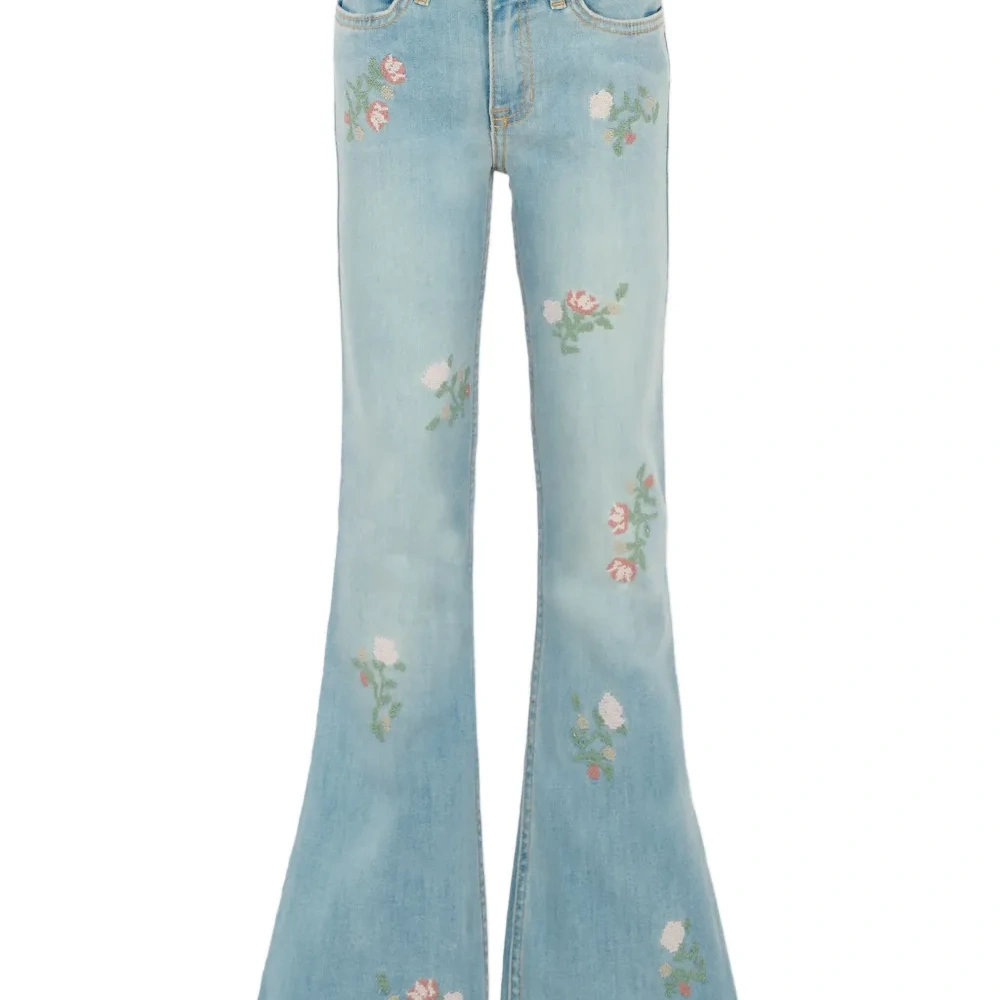 Джинсы с цветочной вышивкой