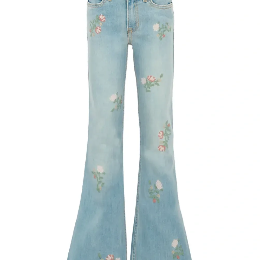 Джинсы с цветочной вышивкой