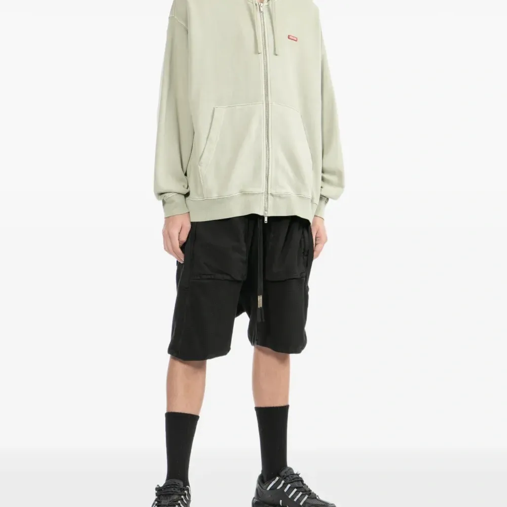 Худи с вышитым логотипом