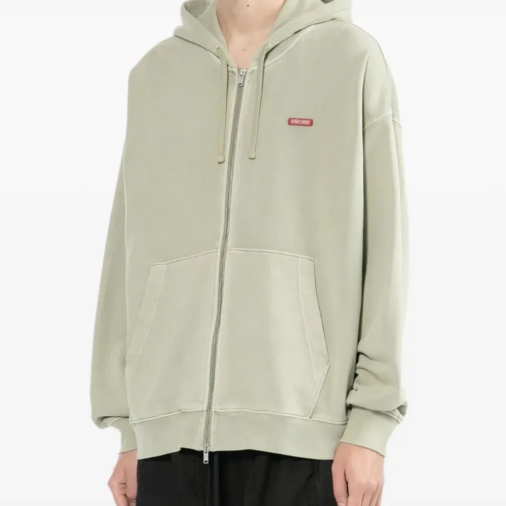 Худи с вышитым логотипом