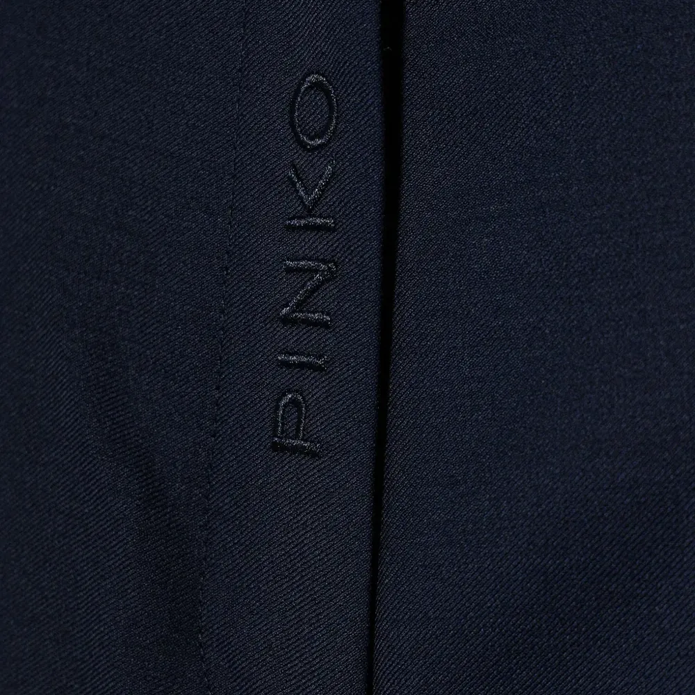 Брюки с вышитым логотипом и карманами