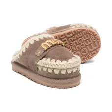 Тапочки с отделкой крючком и украшением в виде логотипа Тапочки с отделкой крючком и украшением в виде логотипа