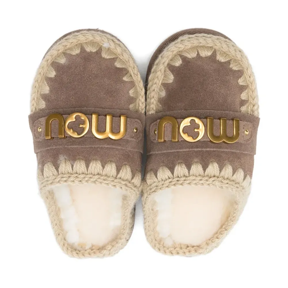 Тапочки с отделкой крючком и украшением в виде логотипа