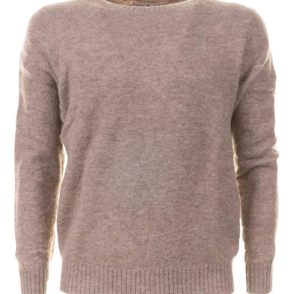 Свитер с круглым вырезом