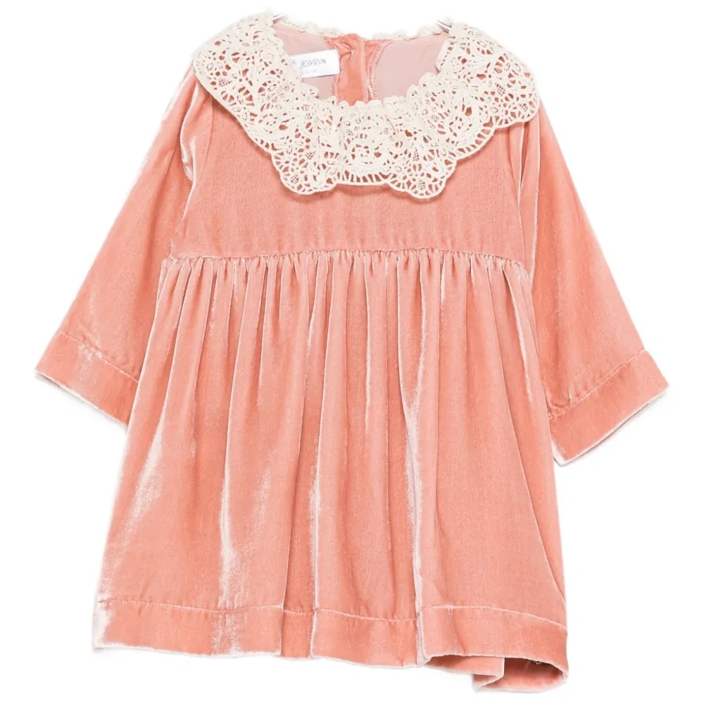 Платье с кружевным воротником