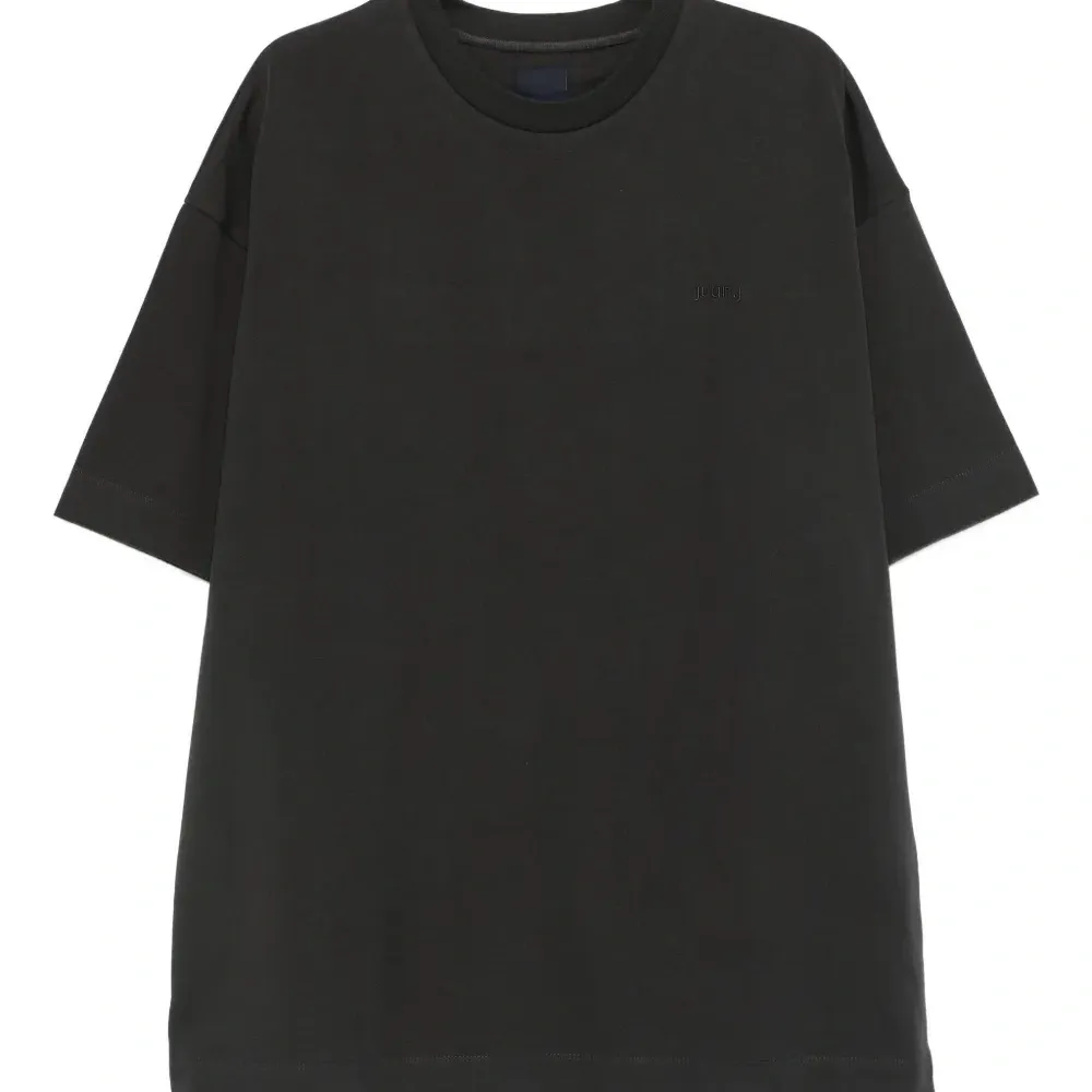 Футболка с вышитым логотипом