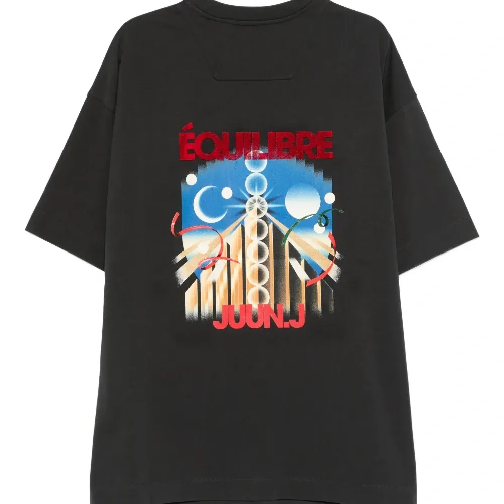 Футболка с вышитым логотипом