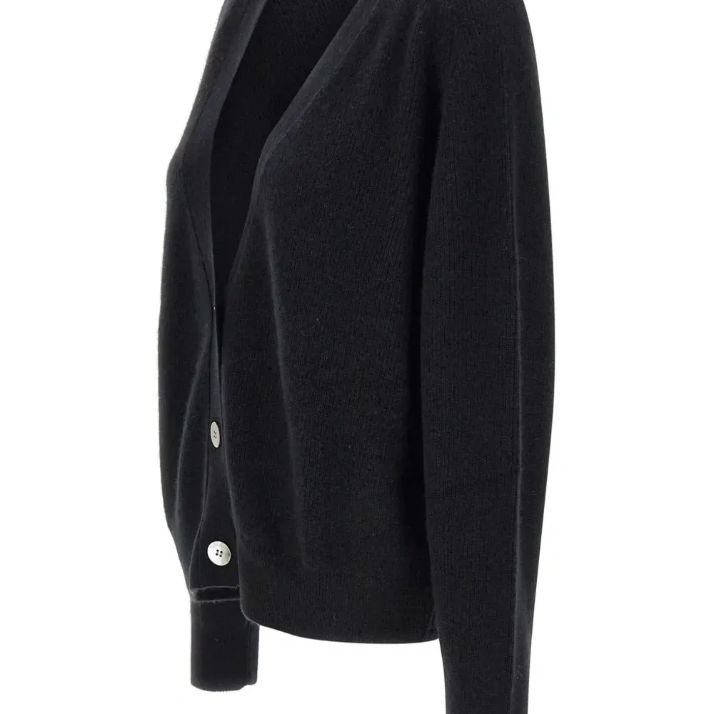 Кардиган с V-образным вырезом и застежкой на пуговицы