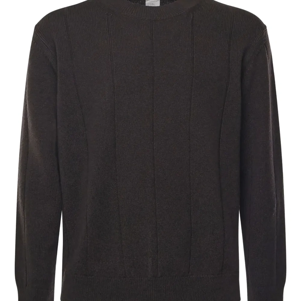 Вязаный свитер с круглым вырезом