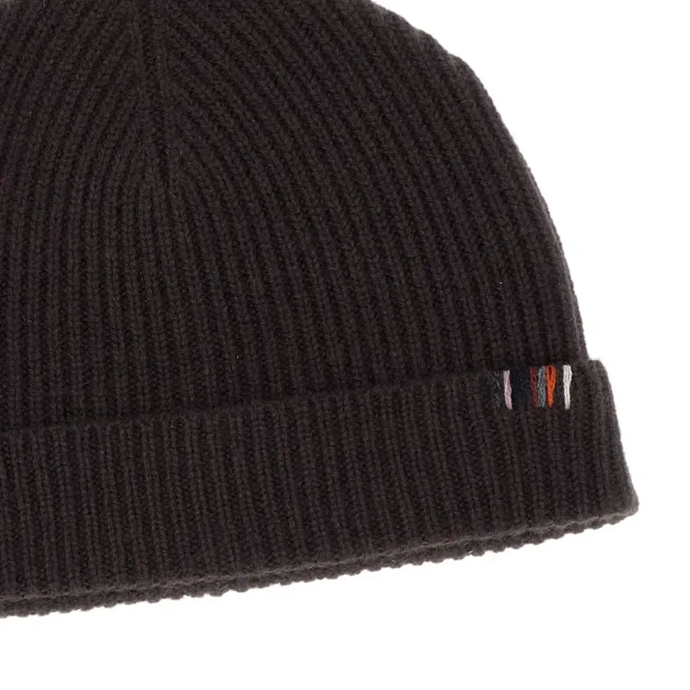 Вязаная шапка в рубчик