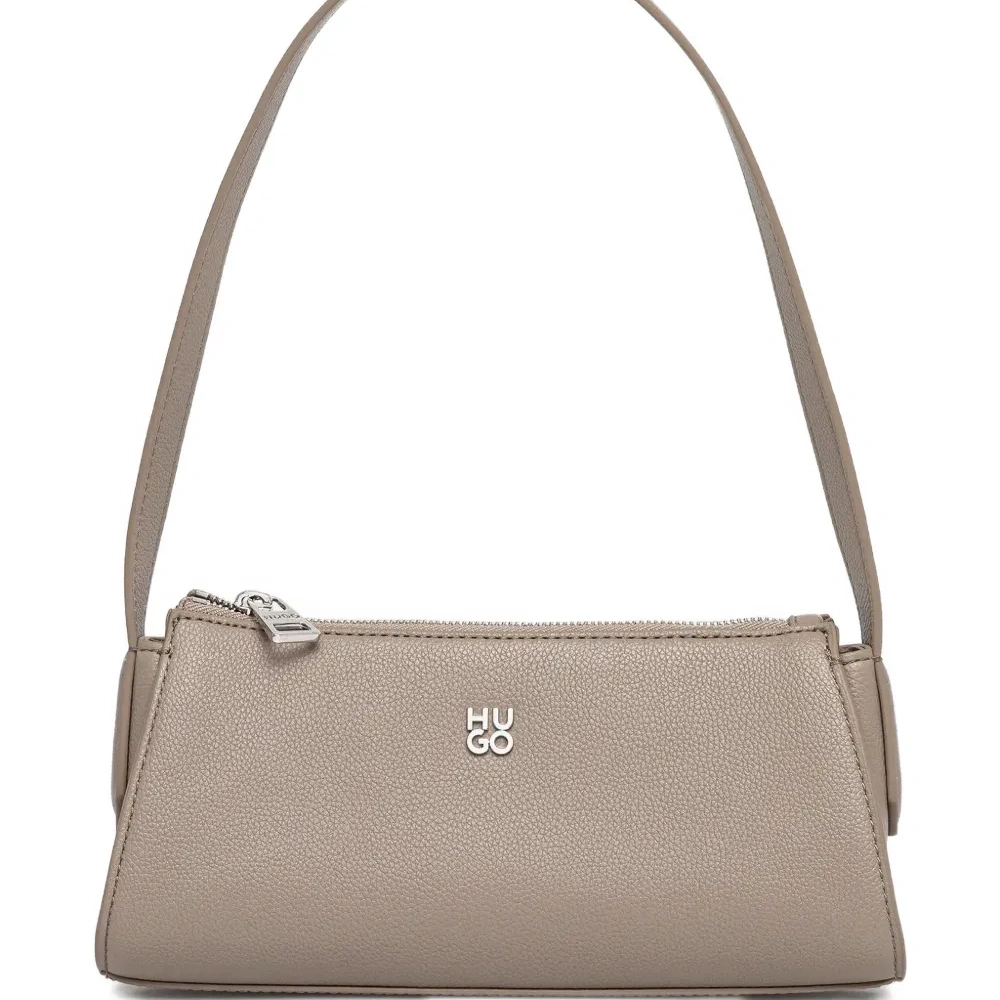 Сумка на плечо с фирменной табличкой Сумка на плечо с фирменной табличкой