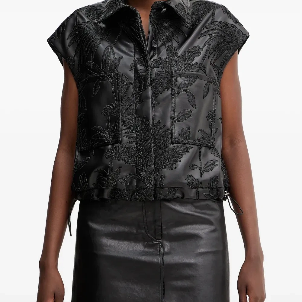 Жилет с цветочной вышивкой