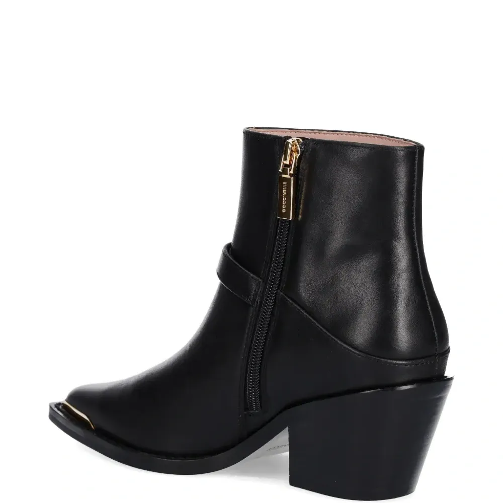 Ботинки на каблуке с пряжками