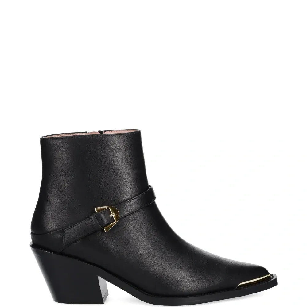 Ботинки на каблуке с пряжками