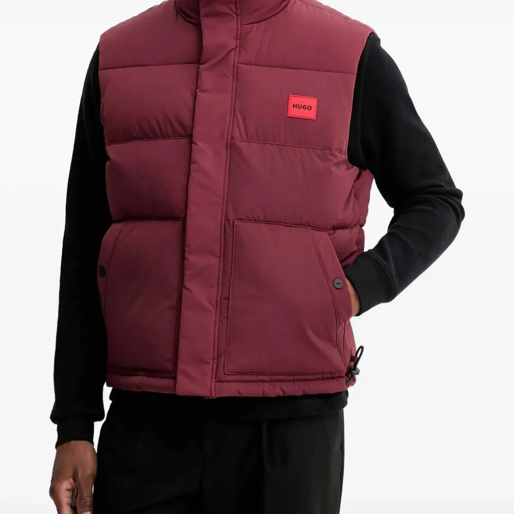 Дутый жилет с нашивкой-логотипом