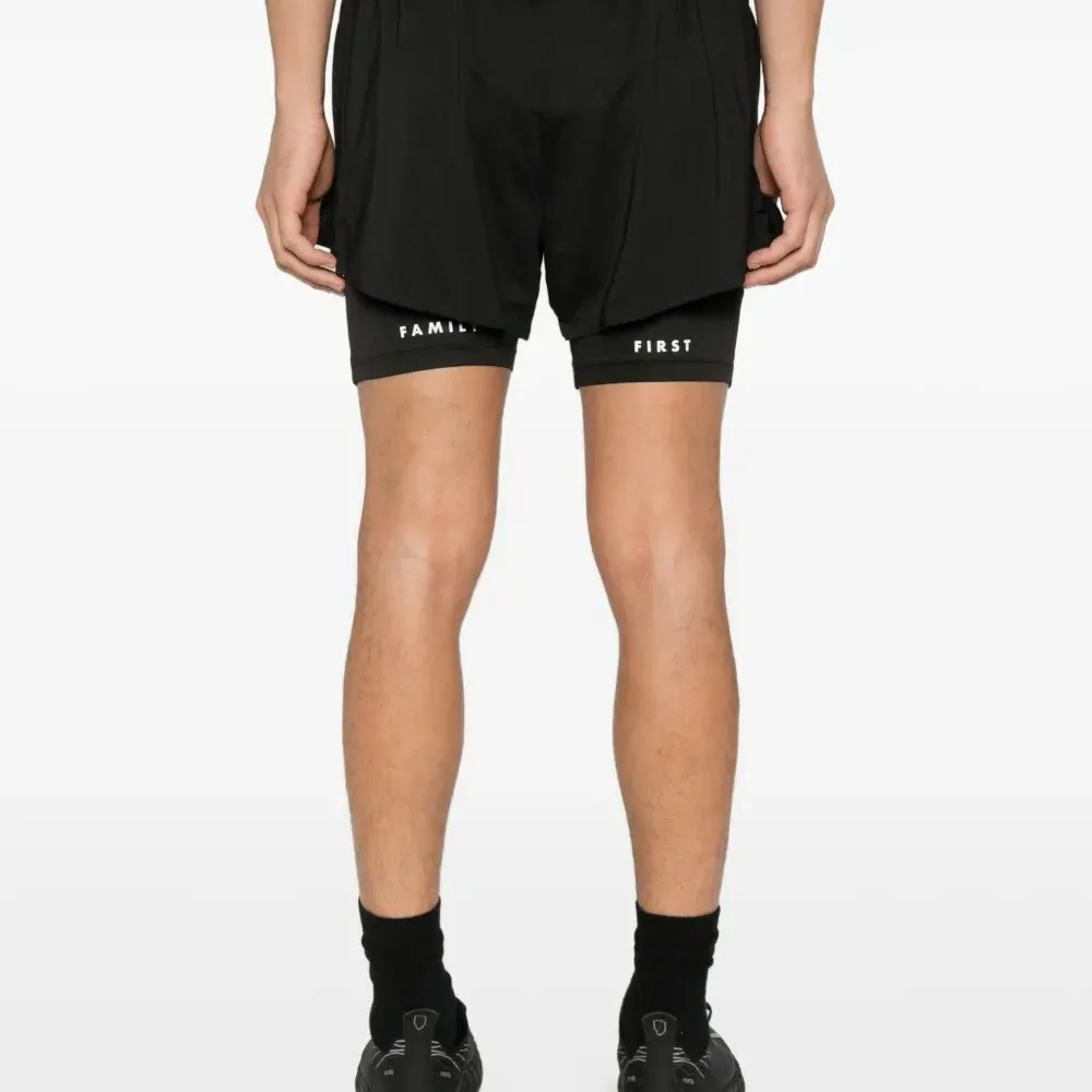 Спортивные шорты с логотипом