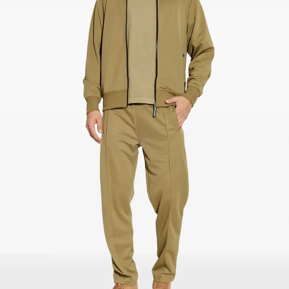 Спортивные брюки с боковыми лампасами