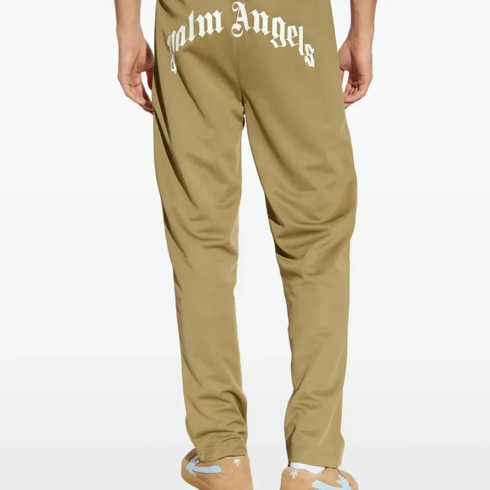 Спортивные брюки с боковыми лампасами