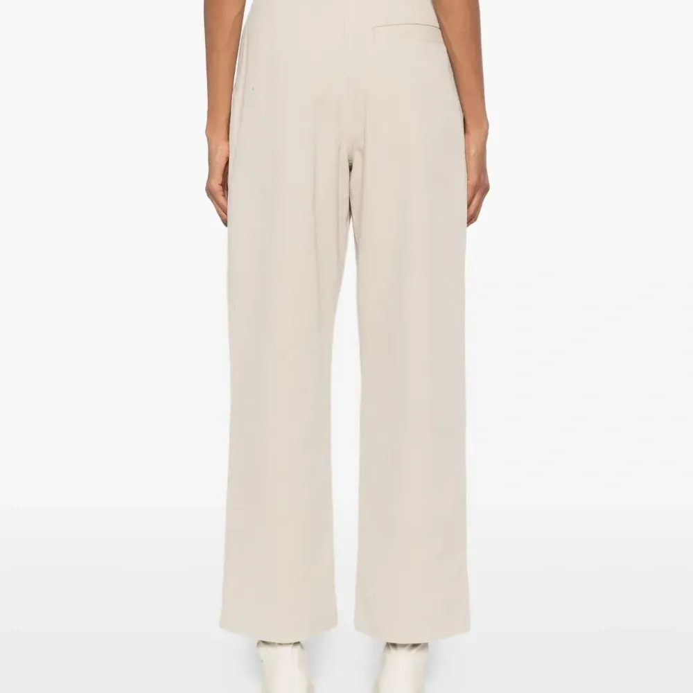 Брюки с поясом и складками