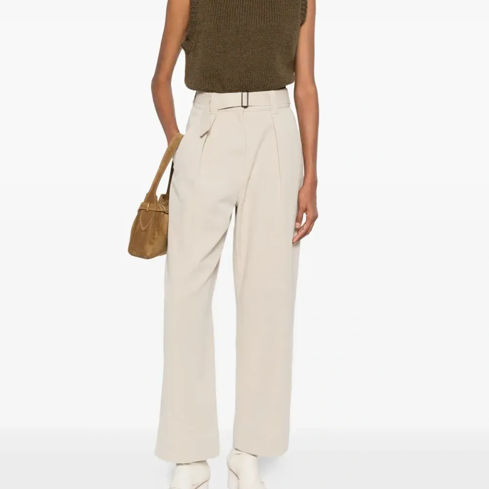 Брюки с поясом и складками