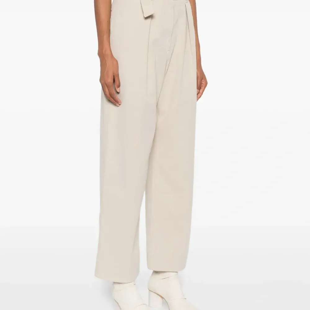 Брюки с поясом и складками