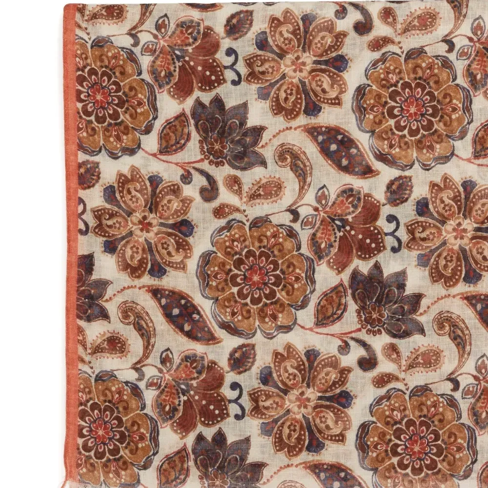 Шарф с цветочным принтом и бахромой