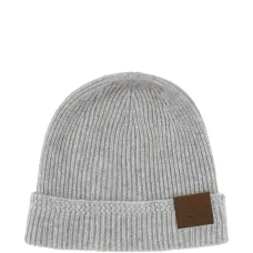 Вязаная шапка с нашивкой Вязаная шапка с нашивкой