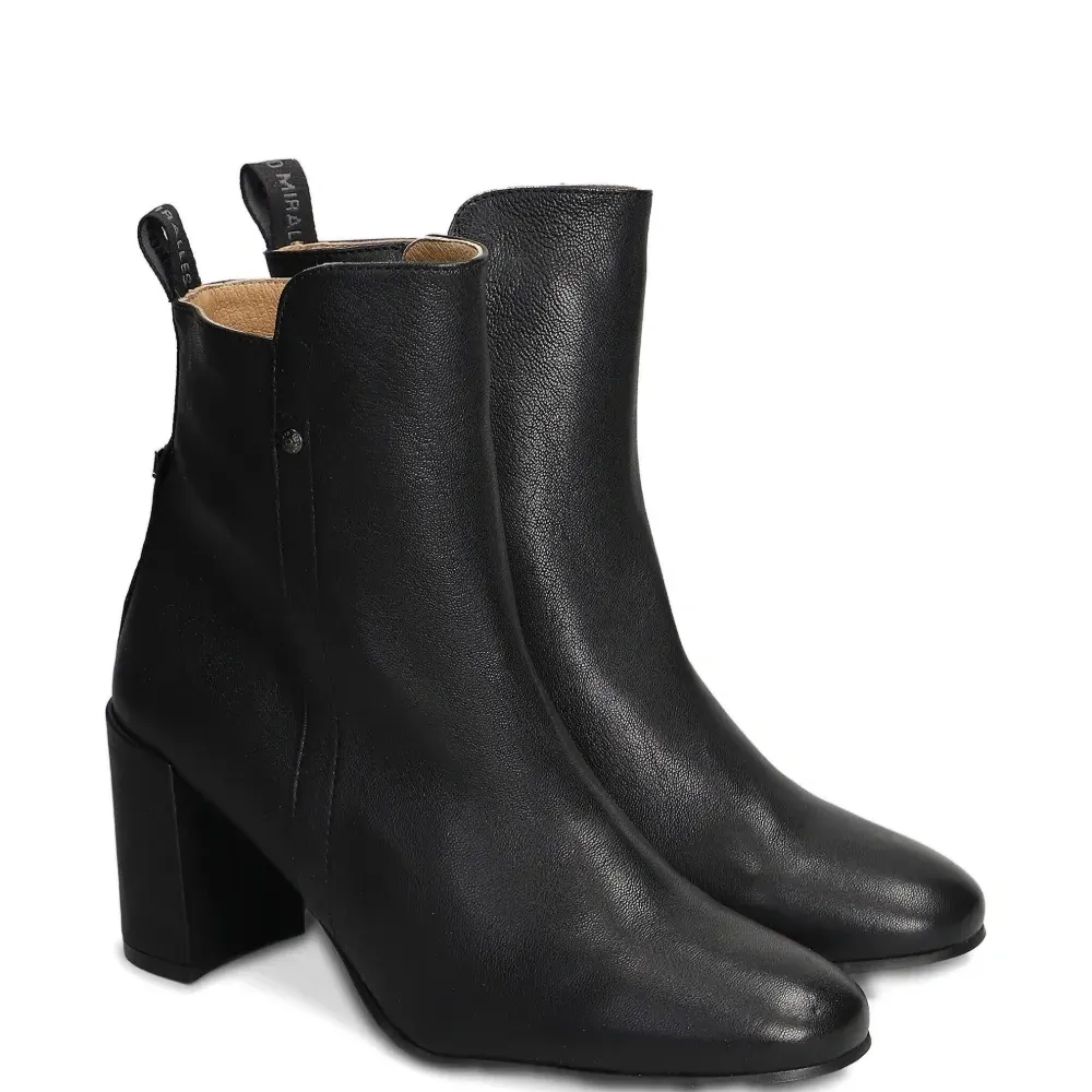 Ботинки на массивном каблуке Ботинки на массивном каблуке